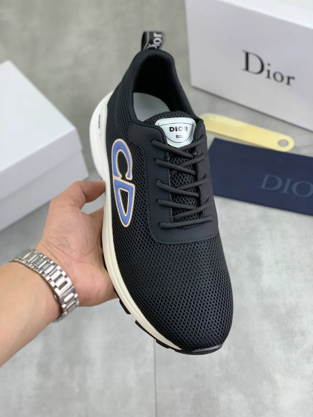 Men's Men's Shoes 💰P420 New Dior Chrono Fly Knit Shoes 2025 New B30 Series, in white and black fly knit series. Both sides are decorated with computer-printed CD logo, star patch on the tongue and Dior logo on the heel. Many details highlight the style. The interior is matched with the original color matching mesh, and the interior of the body is supported by low-temperature shaping sheets, and is filled with light feather cotton to keep the interior full and soft against the feet. The exclusive open-molded outsole adopts a one-piece molding process, so there is no need to worry about problems such as the opening and falling of sole decorative accessories. It is light and comfortable to wear, yet strong and wear-resistant. The two-color shoelaces are accessorized with exquisite metal five-pointed star pendants, creating a high-end, trendy and casual look at all times. Color: white black gray blue code number: 38-44